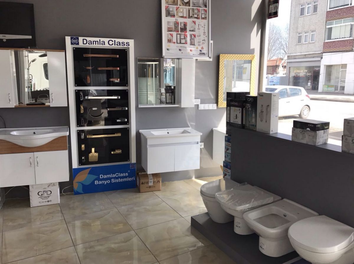 Aktekin Yapı showroomunda lavabo dolapları, aksesuar panosu ve vitrifiye ürünleri
